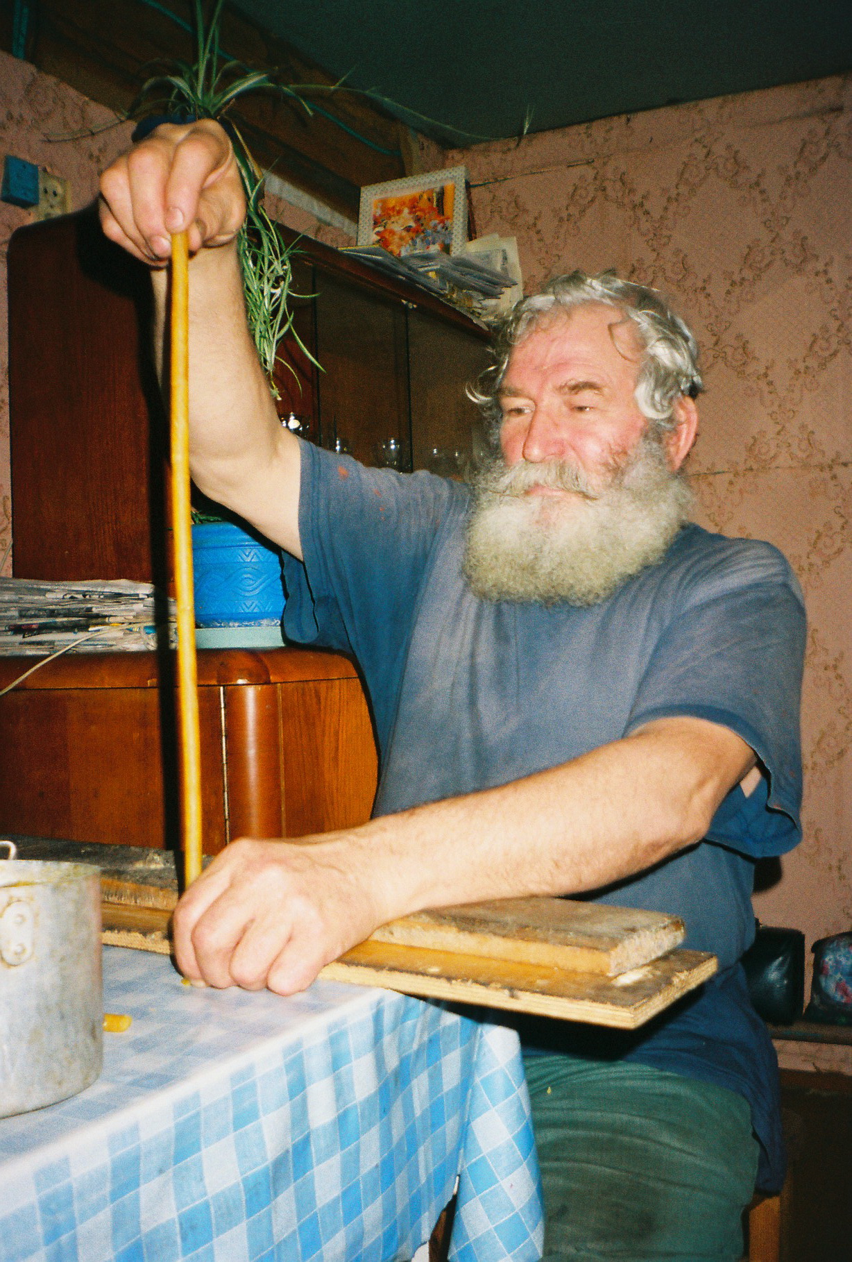 Адзін з духоўных лідараў віцебскіх папоўцаў за суканьнем сьвечак, 2005